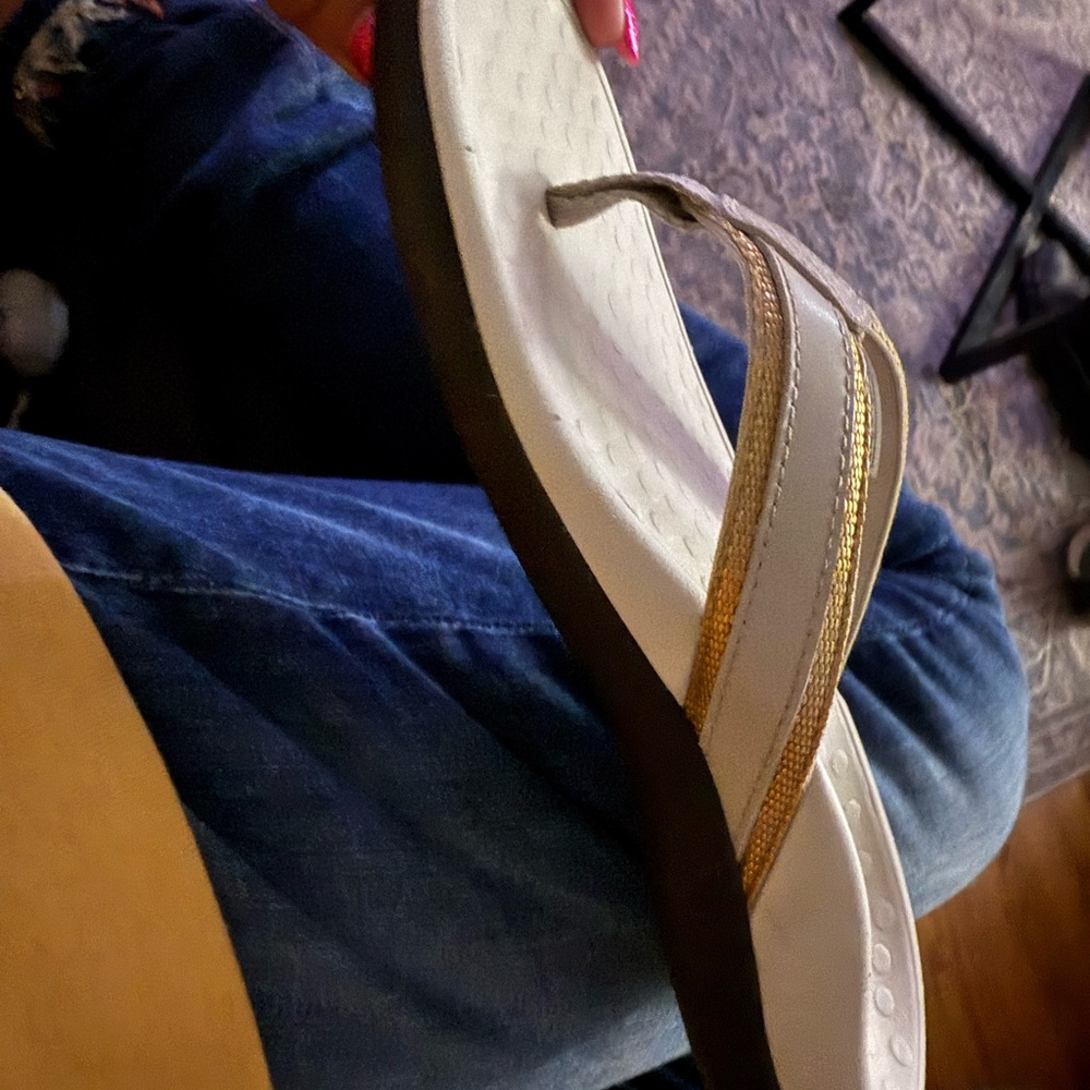 Vionic Cream and Gold Women's Sandals - Picture 4 of 4